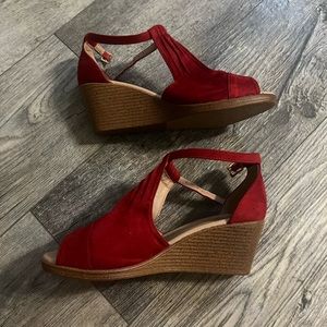 NWOT Vibrant red peep toe wedges, suede like material and brown wedge, size 8